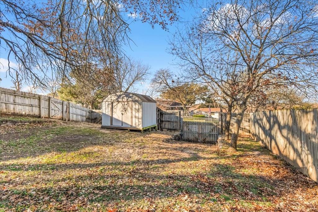 601 State Street Weatherford, TX 76086 - Photo 27 of 38 a street view with large trees