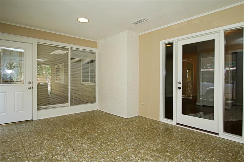 2332 Suffolk Drive Houston, TX 77027 - Photo 7 of 20 a view of an empty room with window
