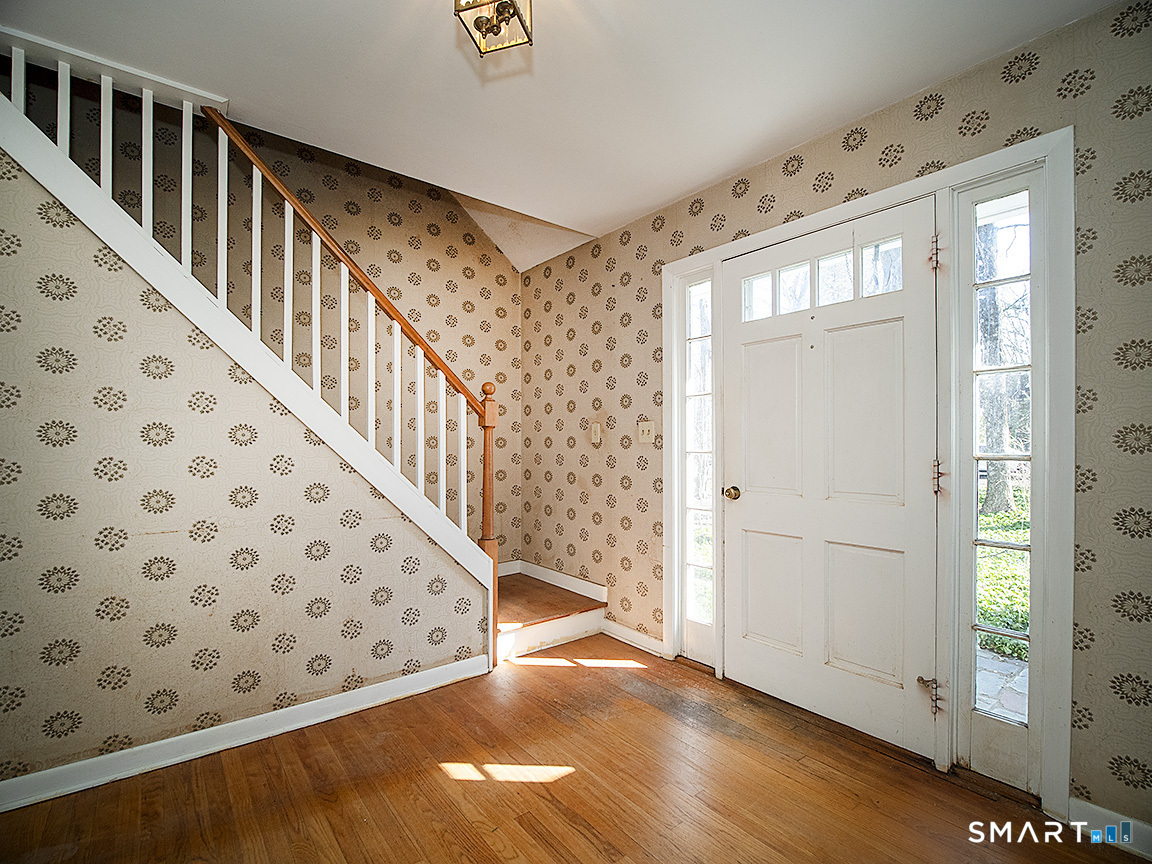 33 Fairground Road Woodbridge, CT 06525 - Photo 6 of 35 Foyer
