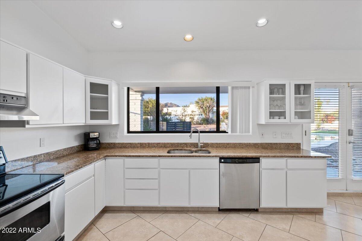 6520 North Mountain View Road Paradise Valley, AZ 85253 - Photo 11 of 29 10-Kitchen