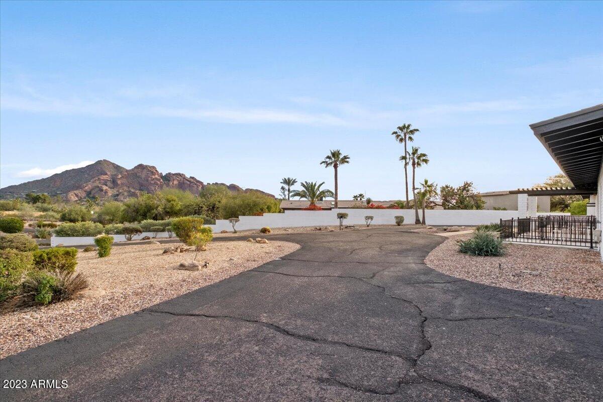 6520 North Mountain View Road Paradise Valley, AZ 85253 - Photo 2 of 29 Nice view