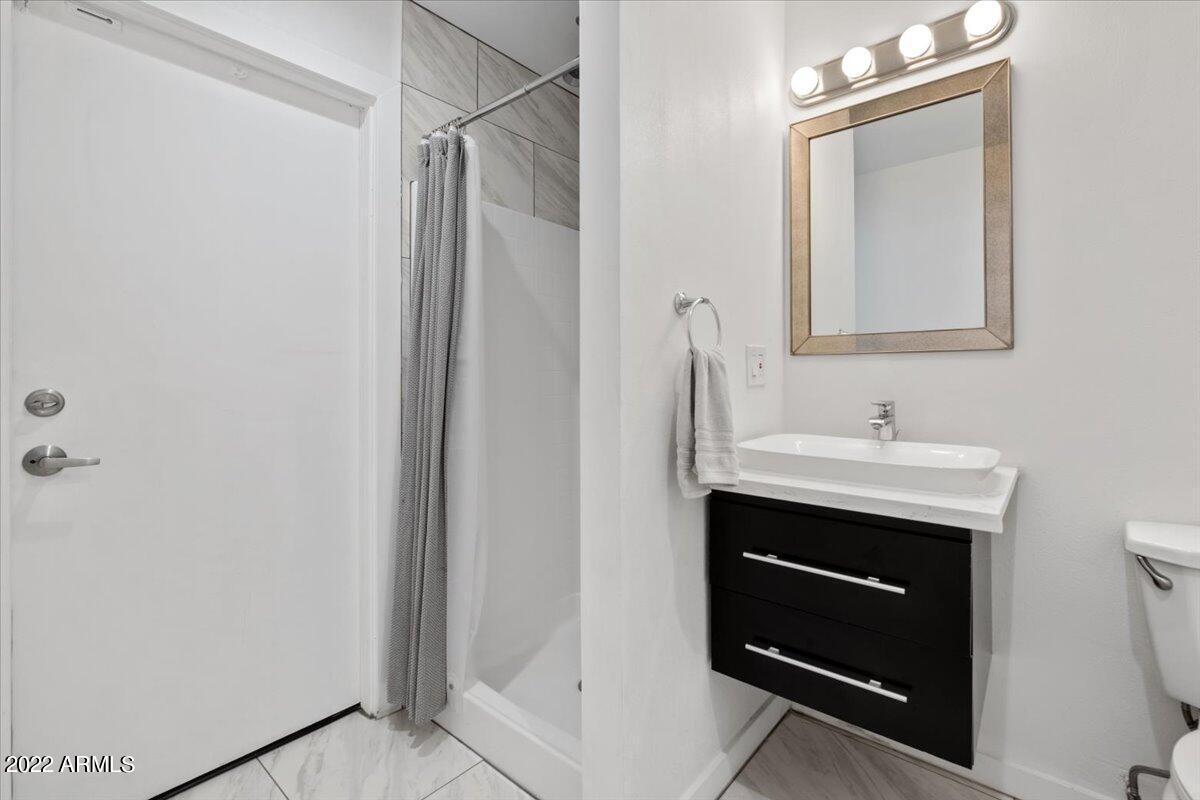 6520 North Mountain View Road Paradise Valley, AZ 85253 - Photo 23 of 29 21-Bathroom
