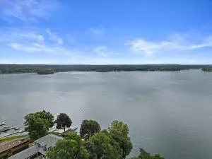 $3,700,000 | W343N6205 South Bayview Road, Oconomowoc, WI 53066