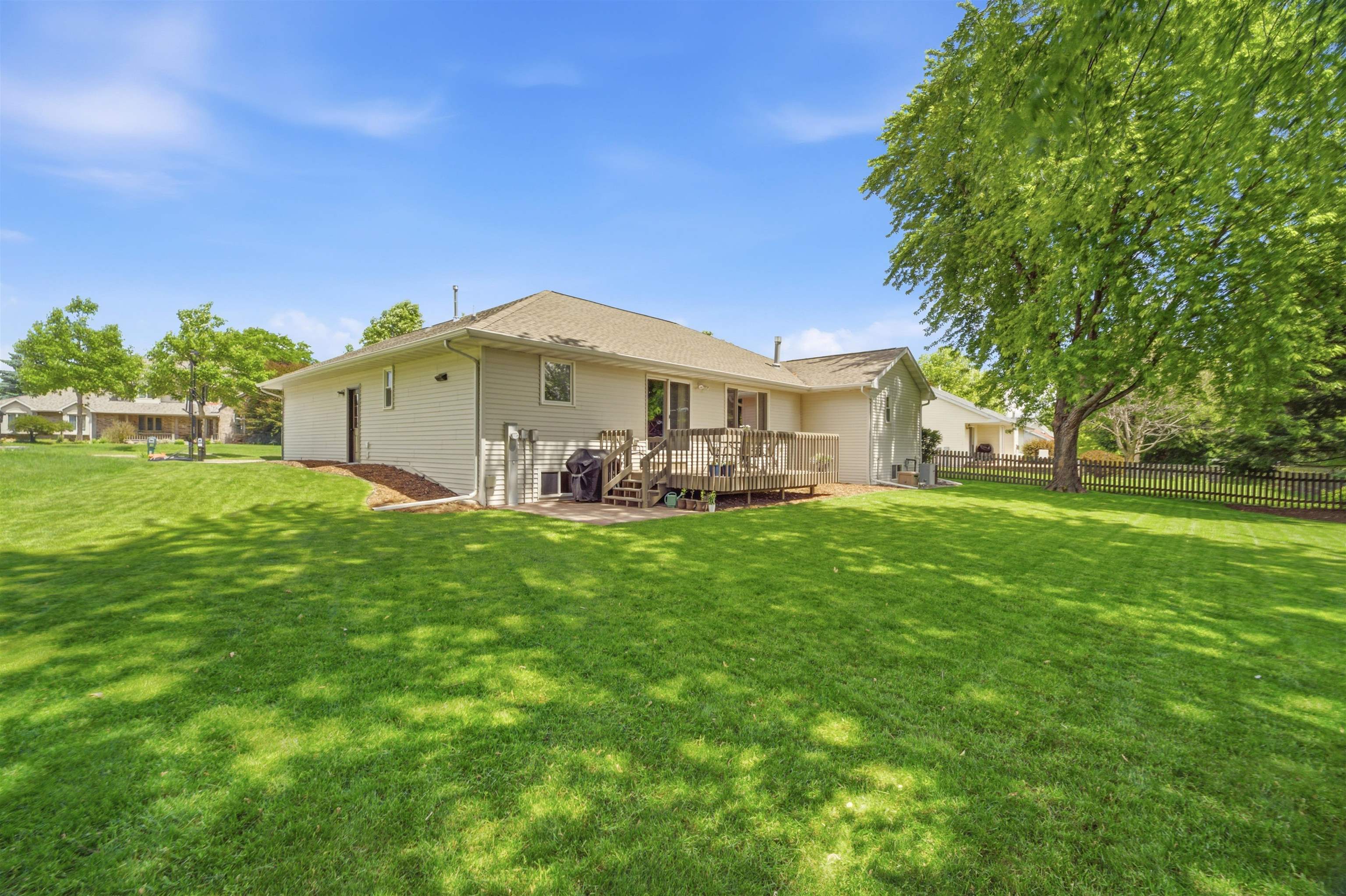127 Barefoot Court Appleton, WI 54913 - Photo 2 of 57