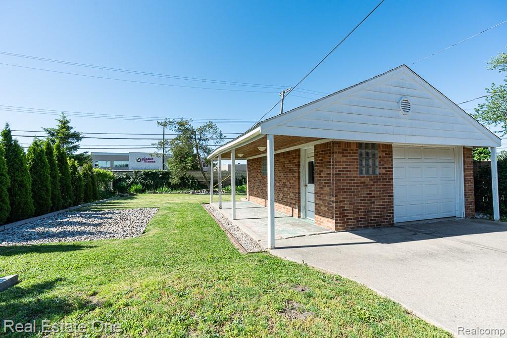 8272 Racine Road Warren, MI 48093 - Photo 2 of 46