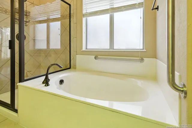 $2,400 | 630 Colosseo Way, San Antonio, TX 78253