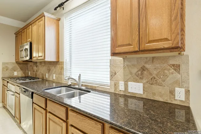 $2,400 | 630 Colosseo Way, San Antonio, TX 78253