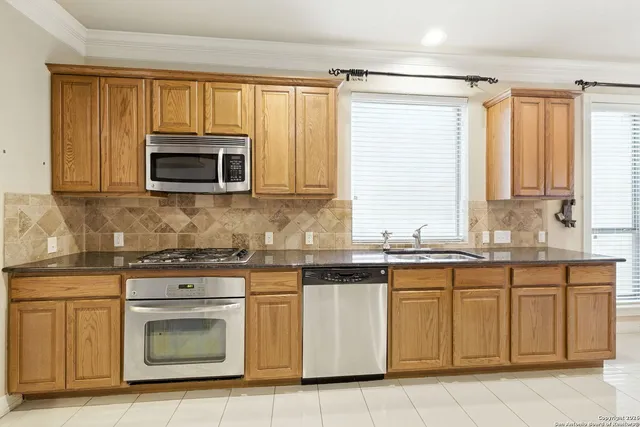 $2,400 | 630 Colosseo Way, San Antonio, TX 78253