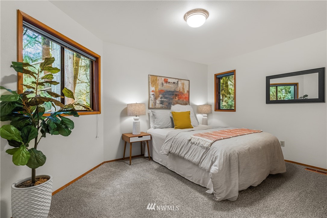 1060 Ridgewood Circle Southwest Issaquah, WA 98027 - Photo 22 of 38 a bedroom with a bed and a potted plant