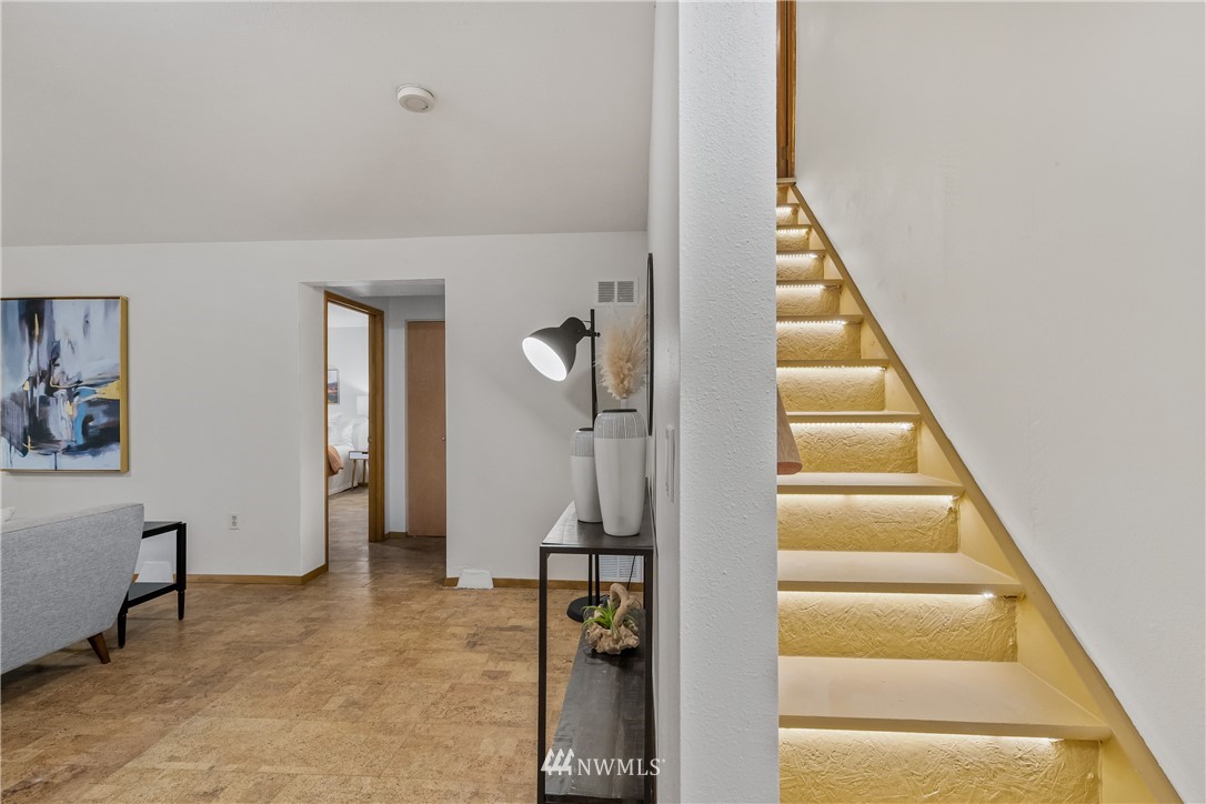 1060 Ridgewood Circle Southwest Issaquah, WA 98027 - Photo 24 of 38 a view of entryway and hall