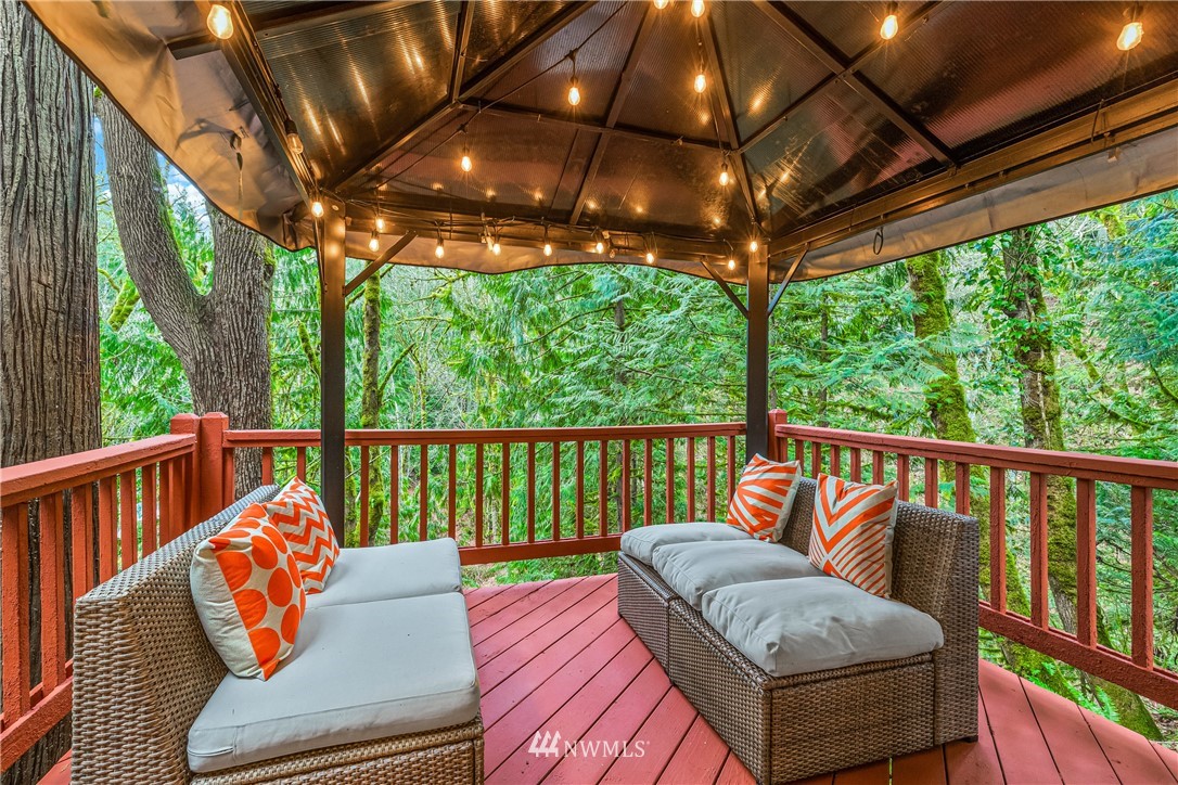 1060 Ridgewood Circle Southwest Issaquah, WA 98027 - Photo 29 of 38 a balcony with furniture