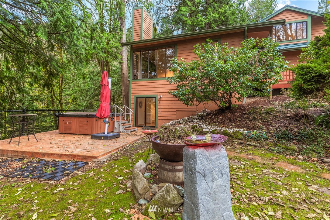 1060 Ridgewood Circle Southwest Issaquah, WA 98027 - Photo 35 of 38 a front view of a house with garden
