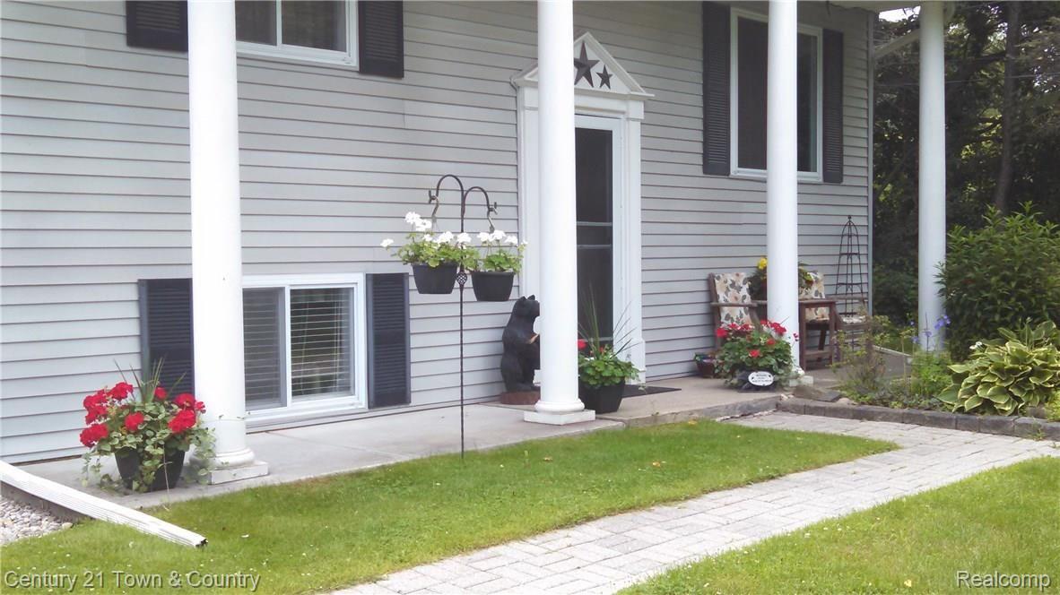 4801 Whipple Lake Road Clarkston, MI 48348 - Photo 2 of 25 SPRING TIME!