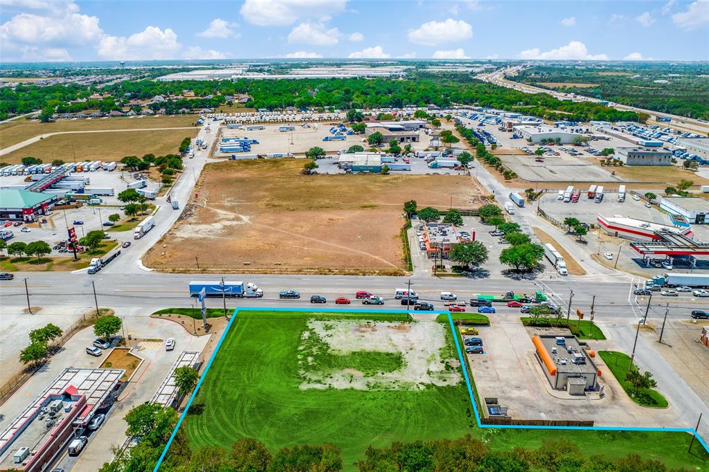 8520 South Lancaster Road Dallas, TX 75241 - Photo 2 of 5 a view of a city