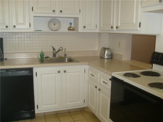 351 Cambridge Road, Unit 203 Hollywood, FL 33024 - Photo 2 of 14 Kitchen