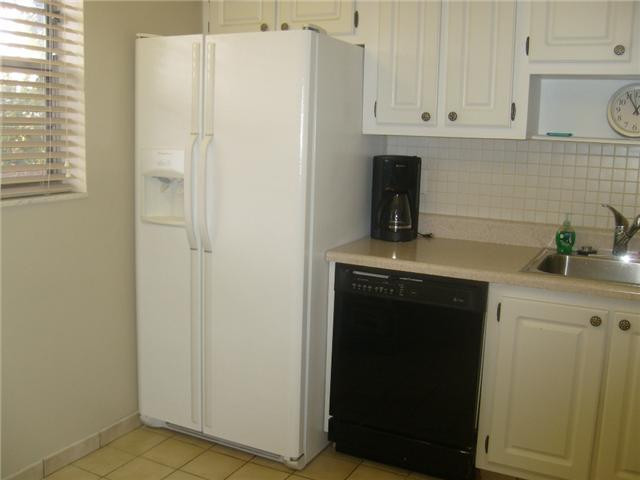 351 Cambridge Road, Unit 203 Hollywood, FL 33024 - Photo 3 of 14 Kitchen