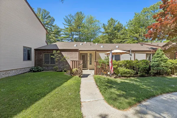 $389,990 | 364 Woodland Court, Coram, NY 11727