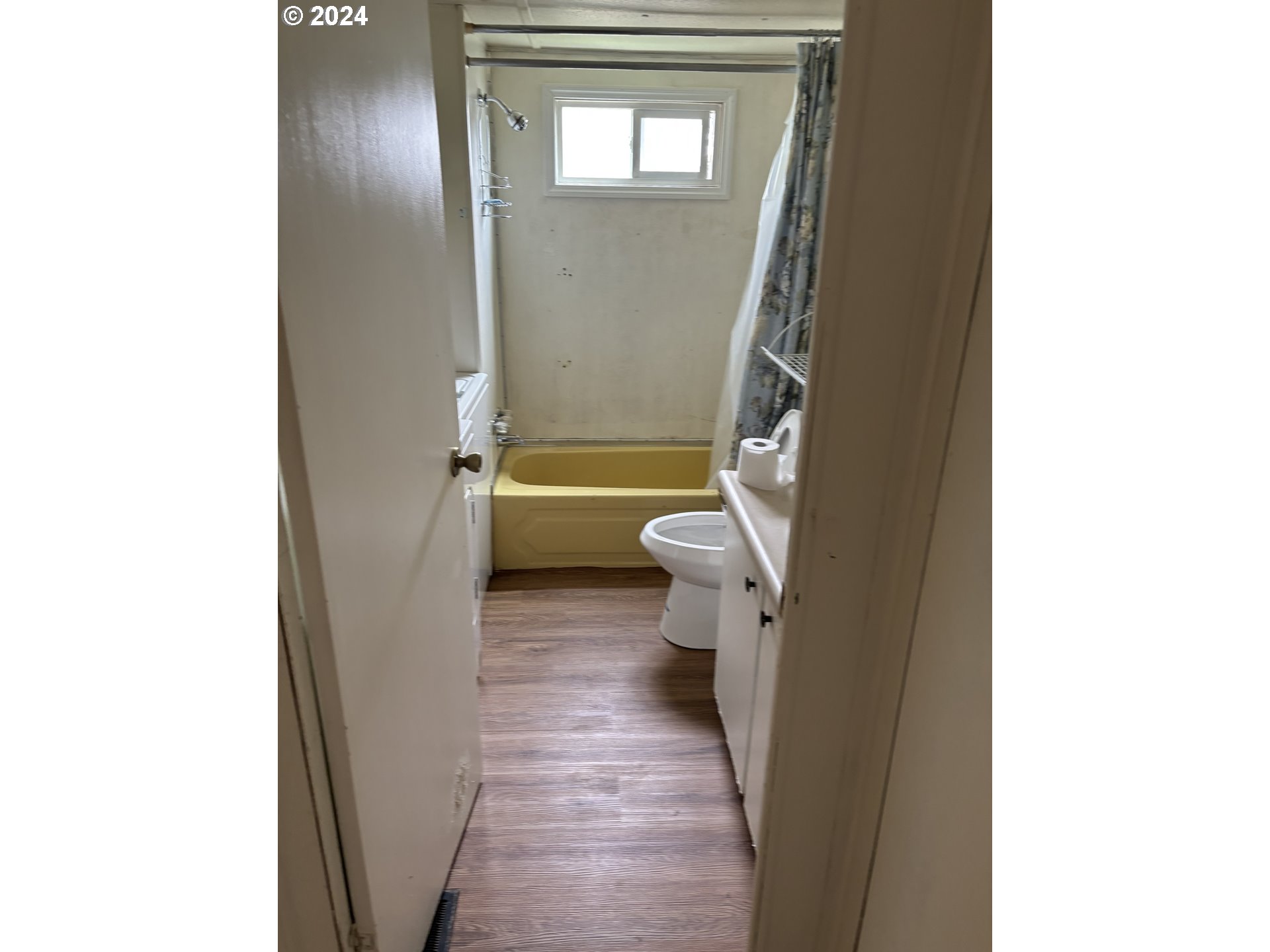 205 South 54th Street Springfield, OR 97478 - Photo 12 of 19 a bathroom with a toilet and a shower