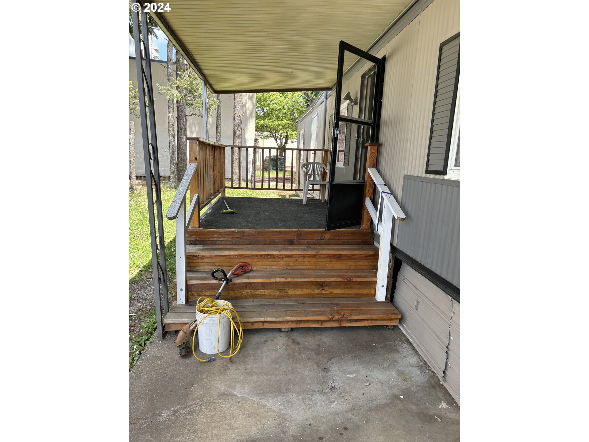 205 South 54th Street Springfield, OR 97478 - Photo 3 of 19 a view of entryway