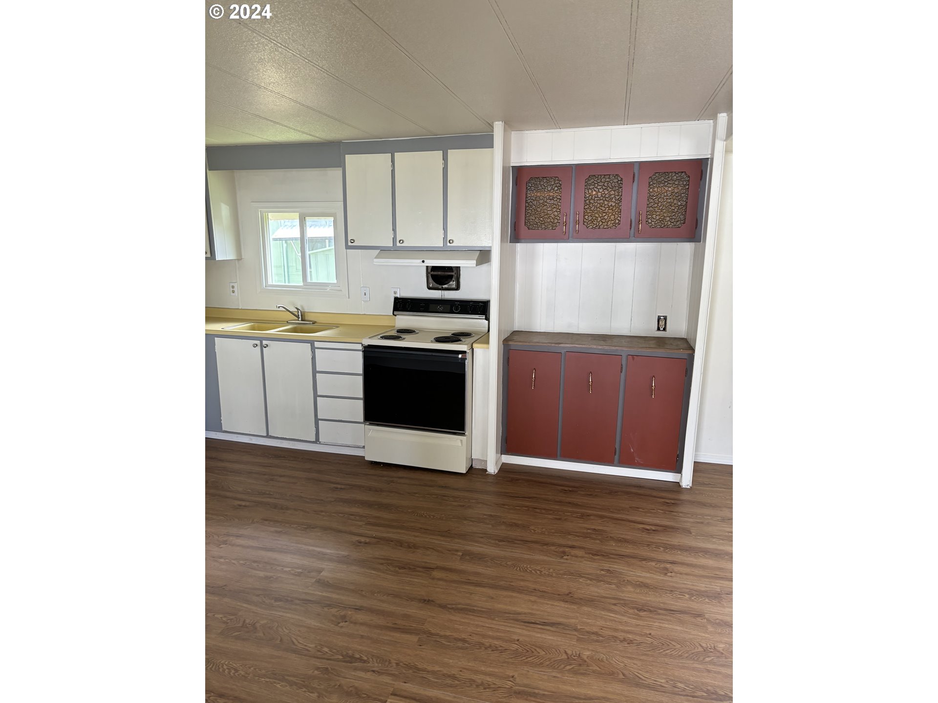 205 South 54th Street Springfield, OR 97478 - Photo 7 of 19 a view of kitchen with wooden floor