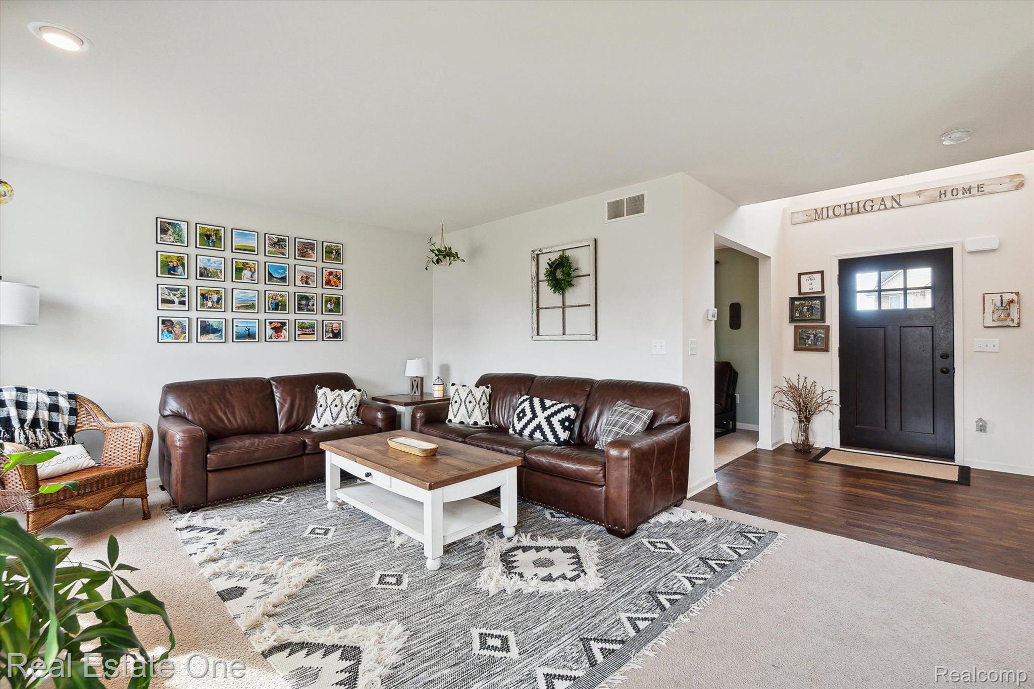 4136 Peach Tree Lane Howell, MI 48843 - Photo 8 of 42 Living room