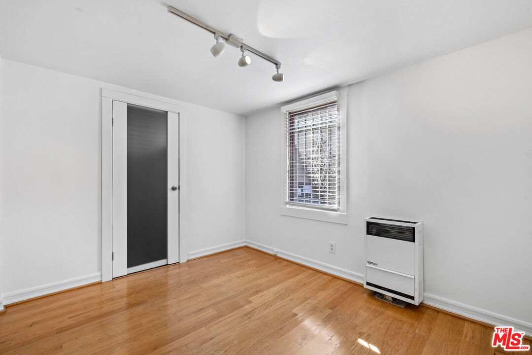 28 Clubhouse Avenue, Unit 1/2 Venice, CA 90291 - Photo 11 of 21 an empty room with windows
