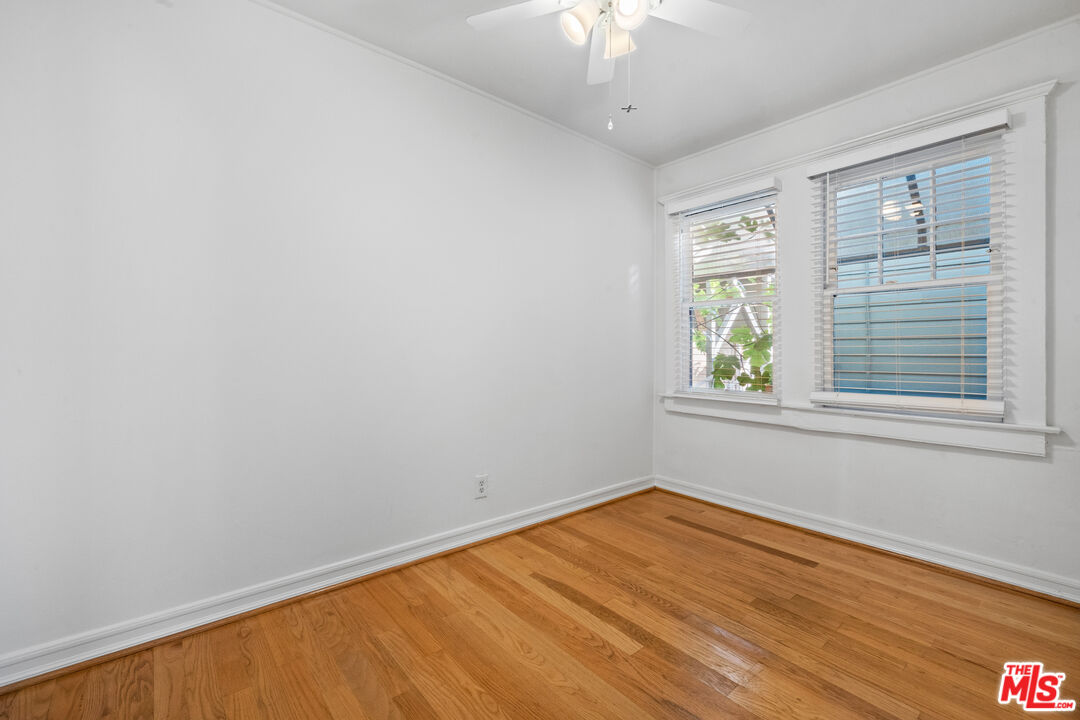 28 Clubhouse Avenue, Unit 1/2 Venice, CA 90291 - Photo 14 of 21 an empty room with a window