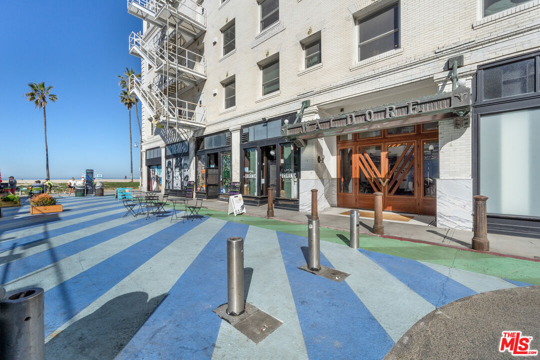 28 Clubhouse Avenue, Unit 1/2 Venice, CA 90291 - Photo 20 of 21 a view of a building with sitting area