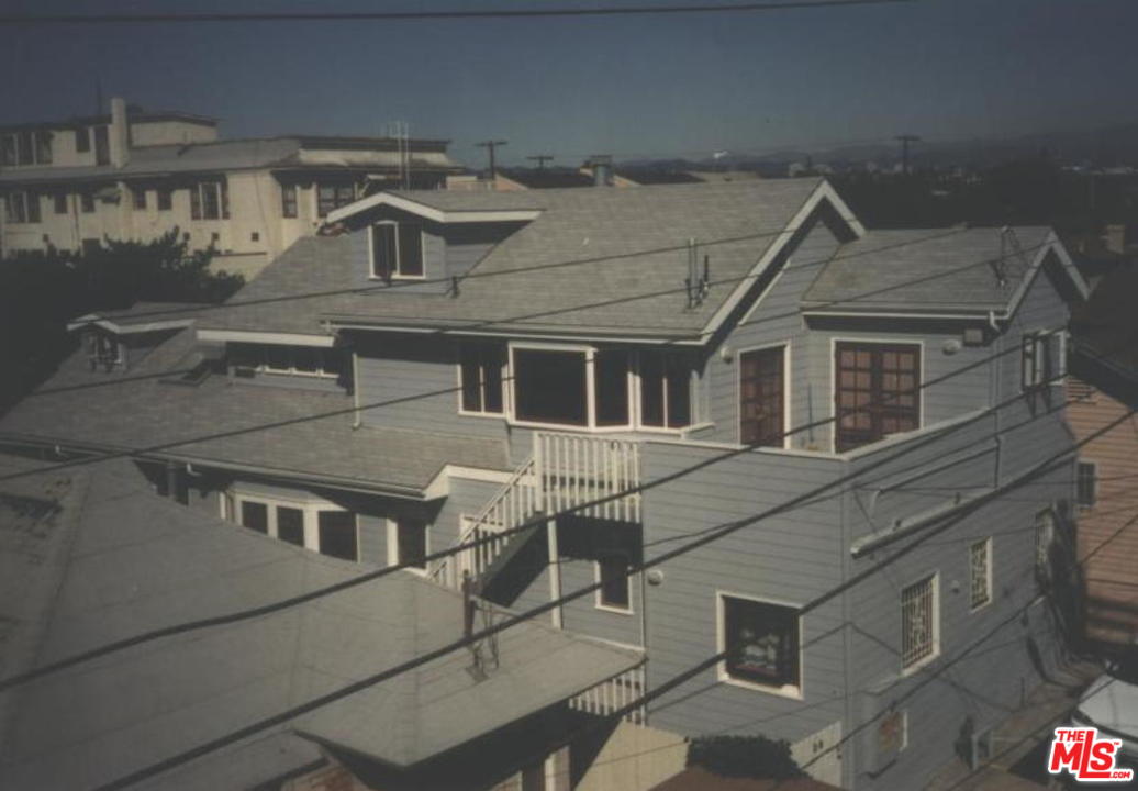 28 Clubhouse Avenue, Unit 1/2 Venice, CA 90291 - Photo 2 of 21 a front view of a house with a garage