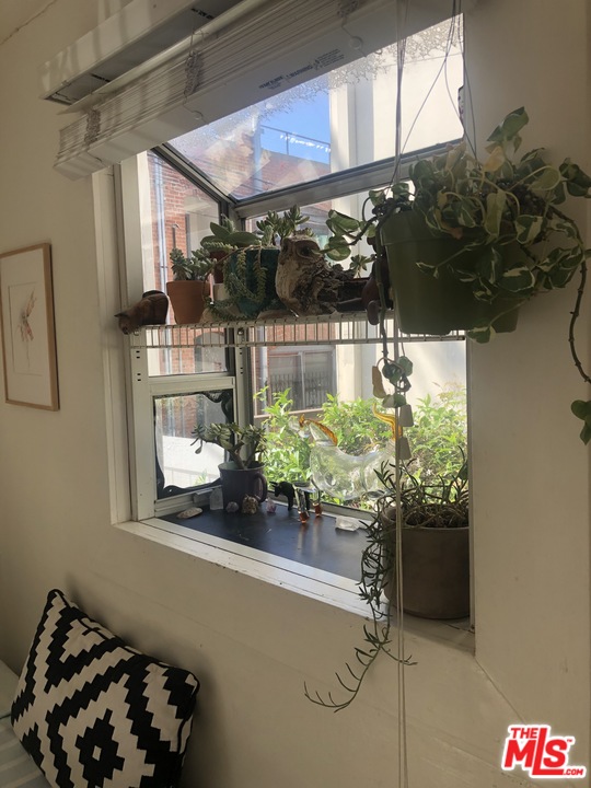 28 Clubhouse Avenue, Unit 1/2 Venice, CA 90291 - Photo 3 of 21 a vase of flowers sitting on a table