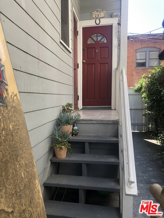 28 Clubhouse Avenue, Unit 1/2 Venice, CA 90291 - Photo 4 of 21 a view of a door of the house