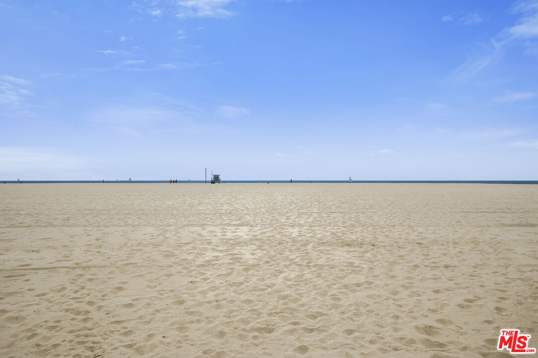 28 Clubhouse Avenue, Unit 1/2 Venice, CA 90291 - Photo 6 of 21 a view of an ocean