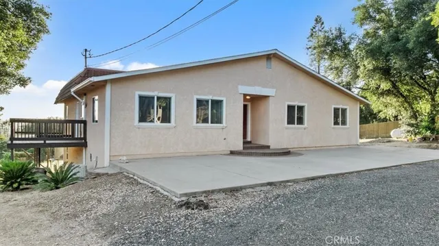 a view of a house with a backyard