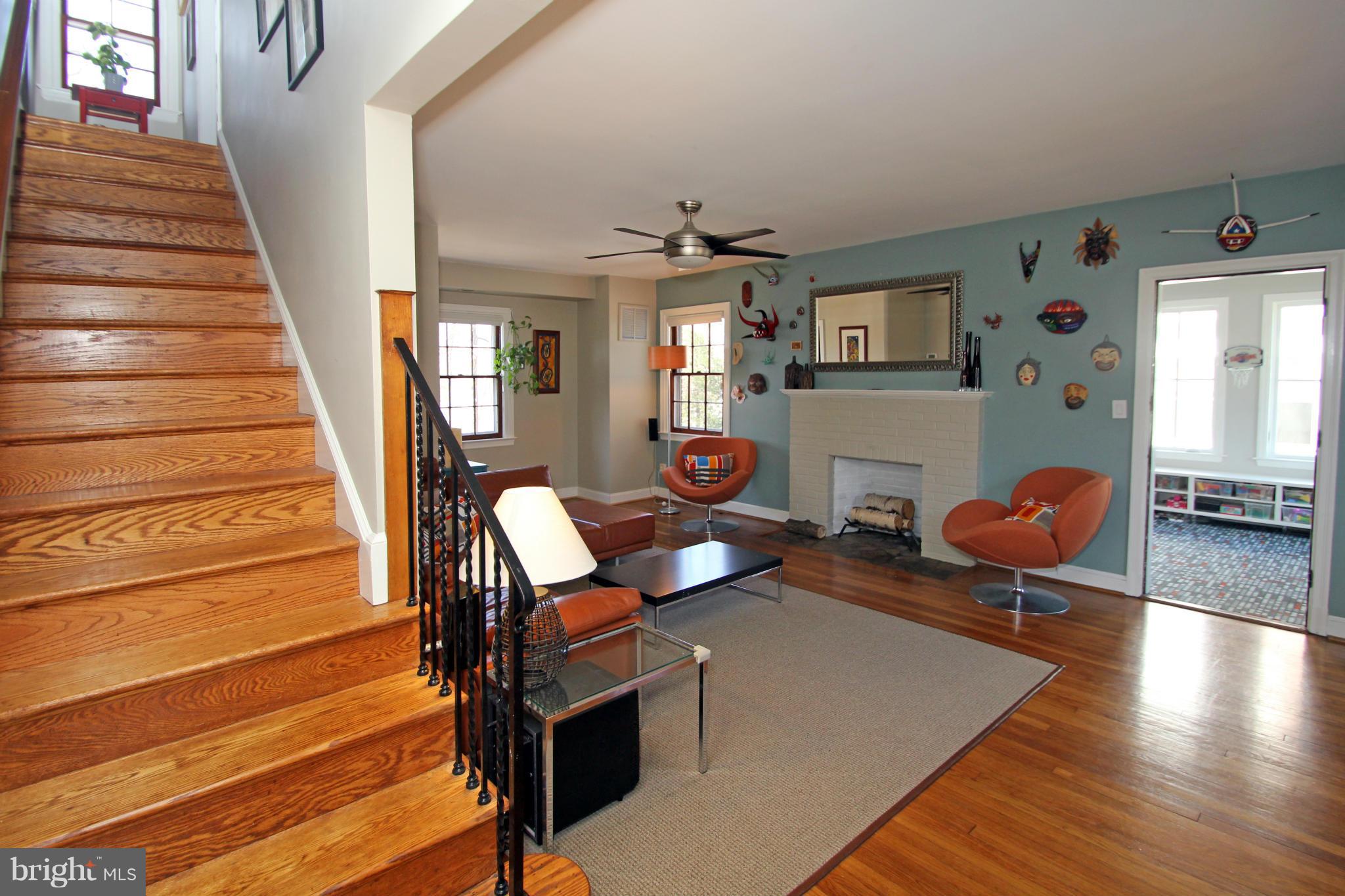 527 Ashford Road Silver Spring, MD 20910 - Photo 2 of 28 Living Room