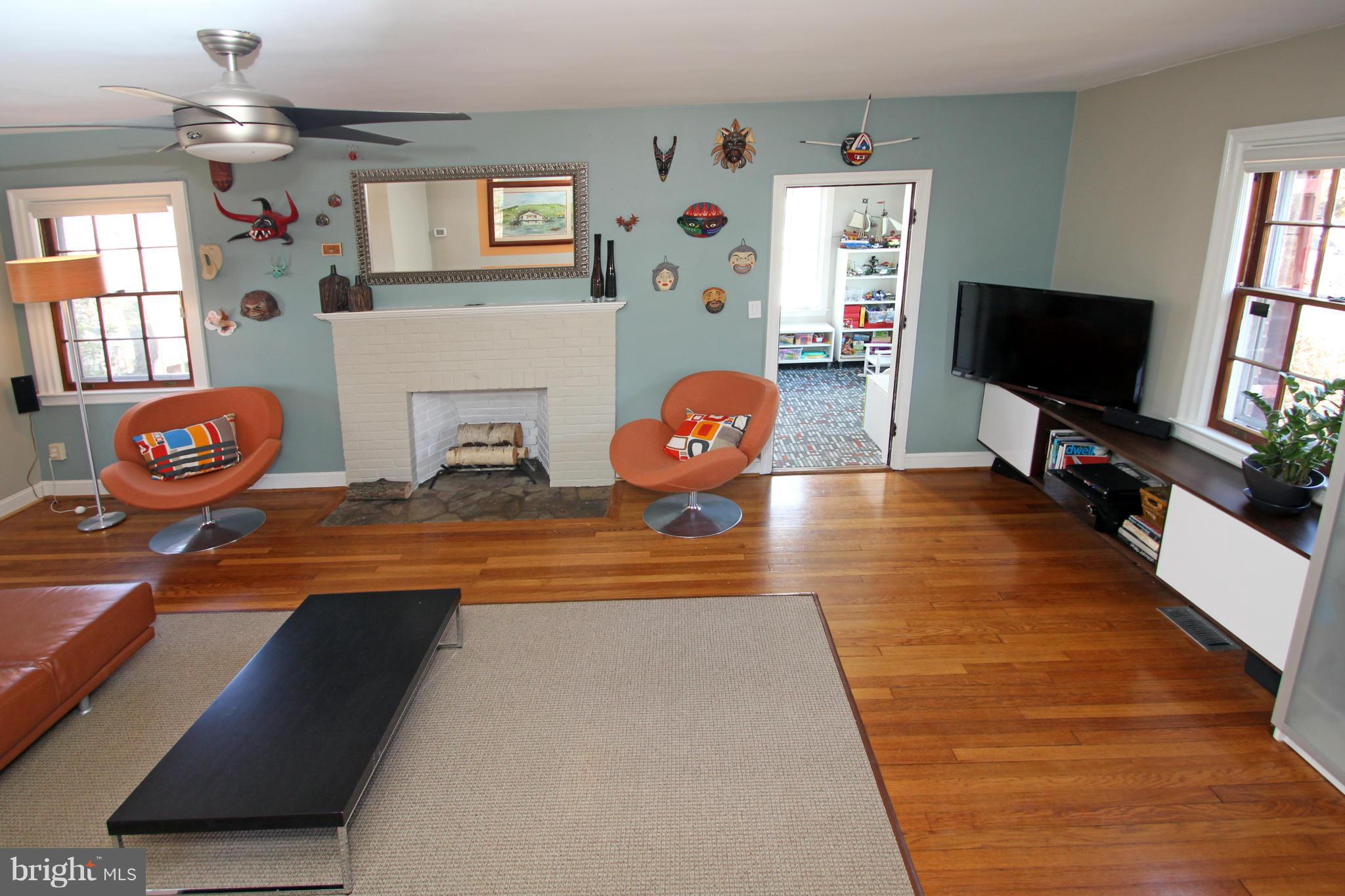 527 Ashford Road Silver Spring, MD 20910 - Photo 3 of 28 Living Room