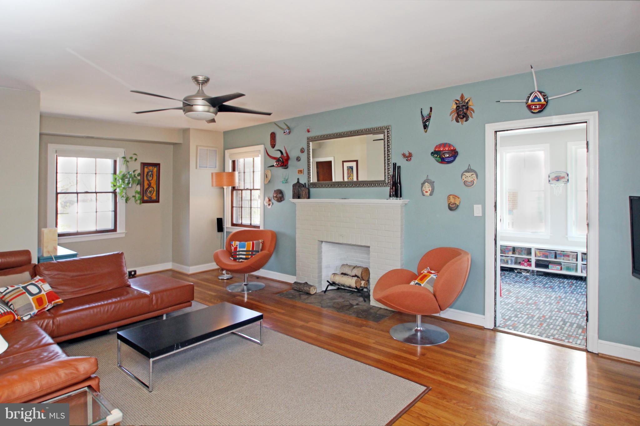 527 Ashford Road Silver Spring, MD 20910 - Photo 4 of 28 Living Room
