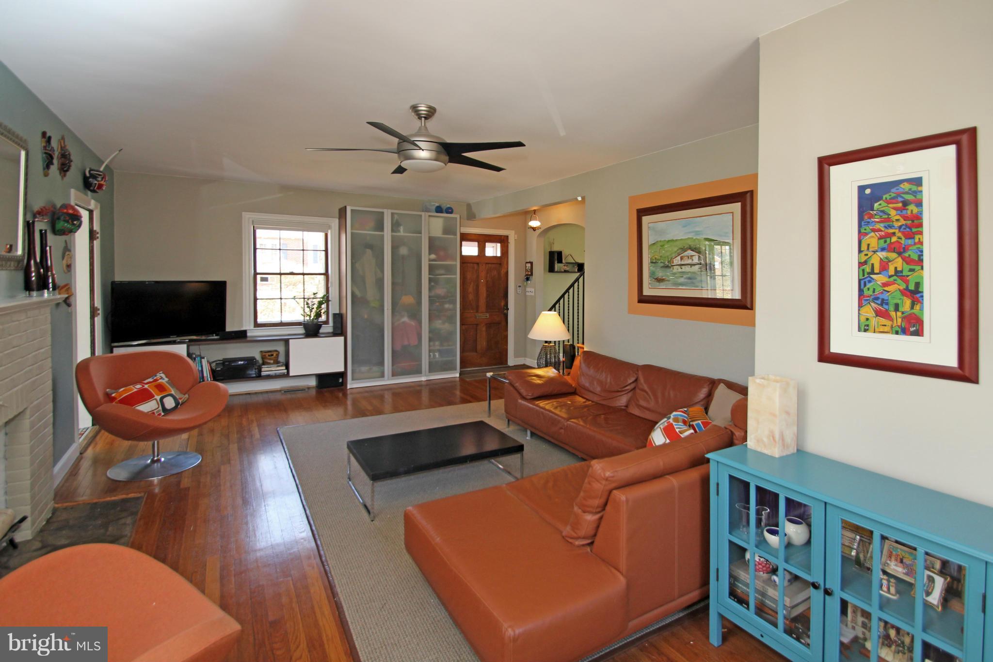 527 Ashford Road Silver Spring, MD 20910 - Photo 5 of 28 Living Room