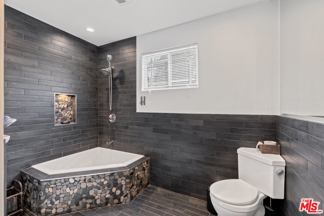 285 Barthe Drive Pasadena, CA 91103 - Photo 33 of 53 a bathroom with a toilet a sink and mirror