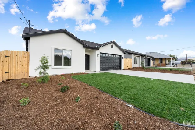 a view of a yard in front of house