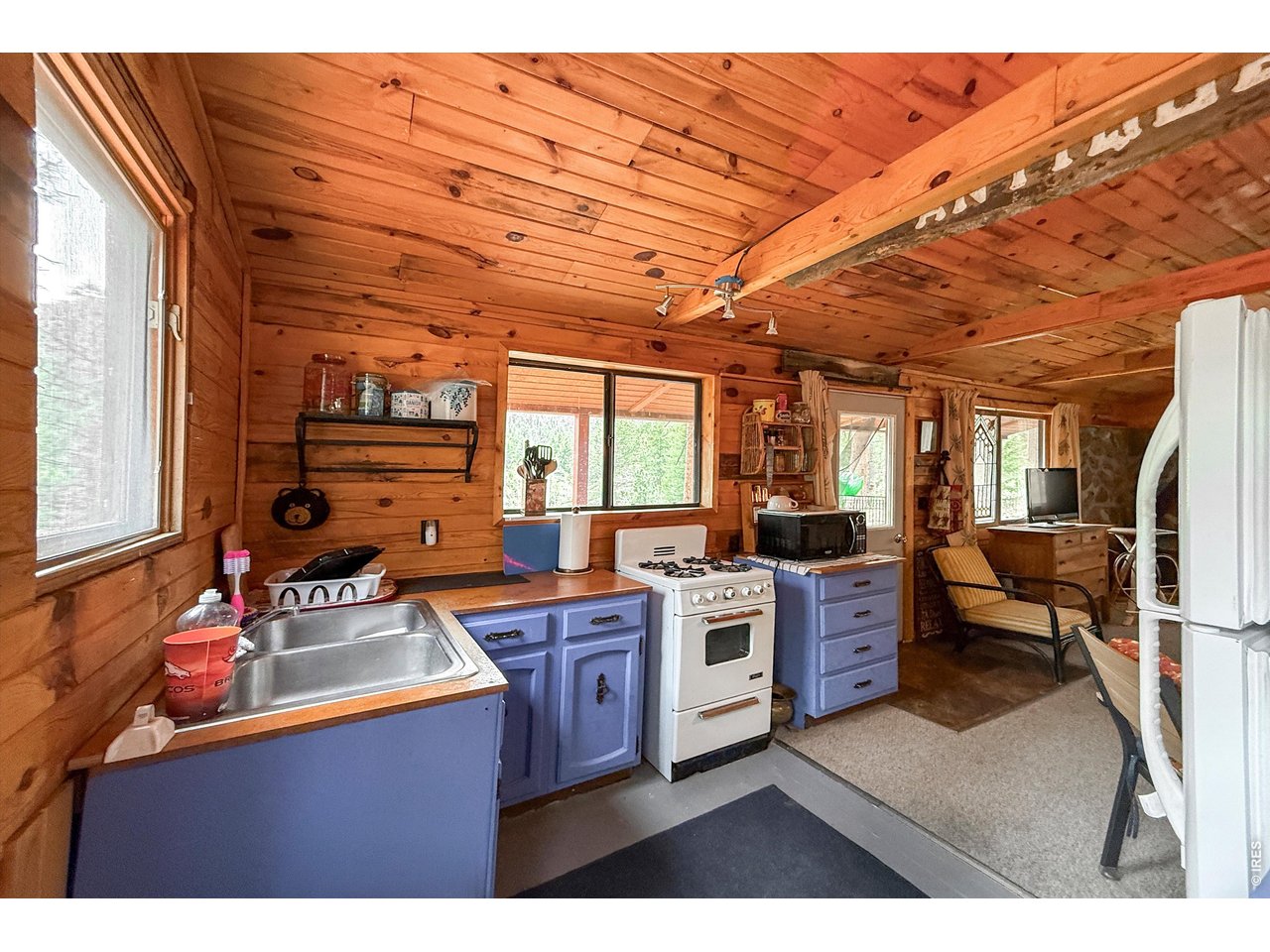 2508 Riverside Drive Lyons, CO 80540 - Photo 41 of 50 a kitchen that has a sink and a stove
