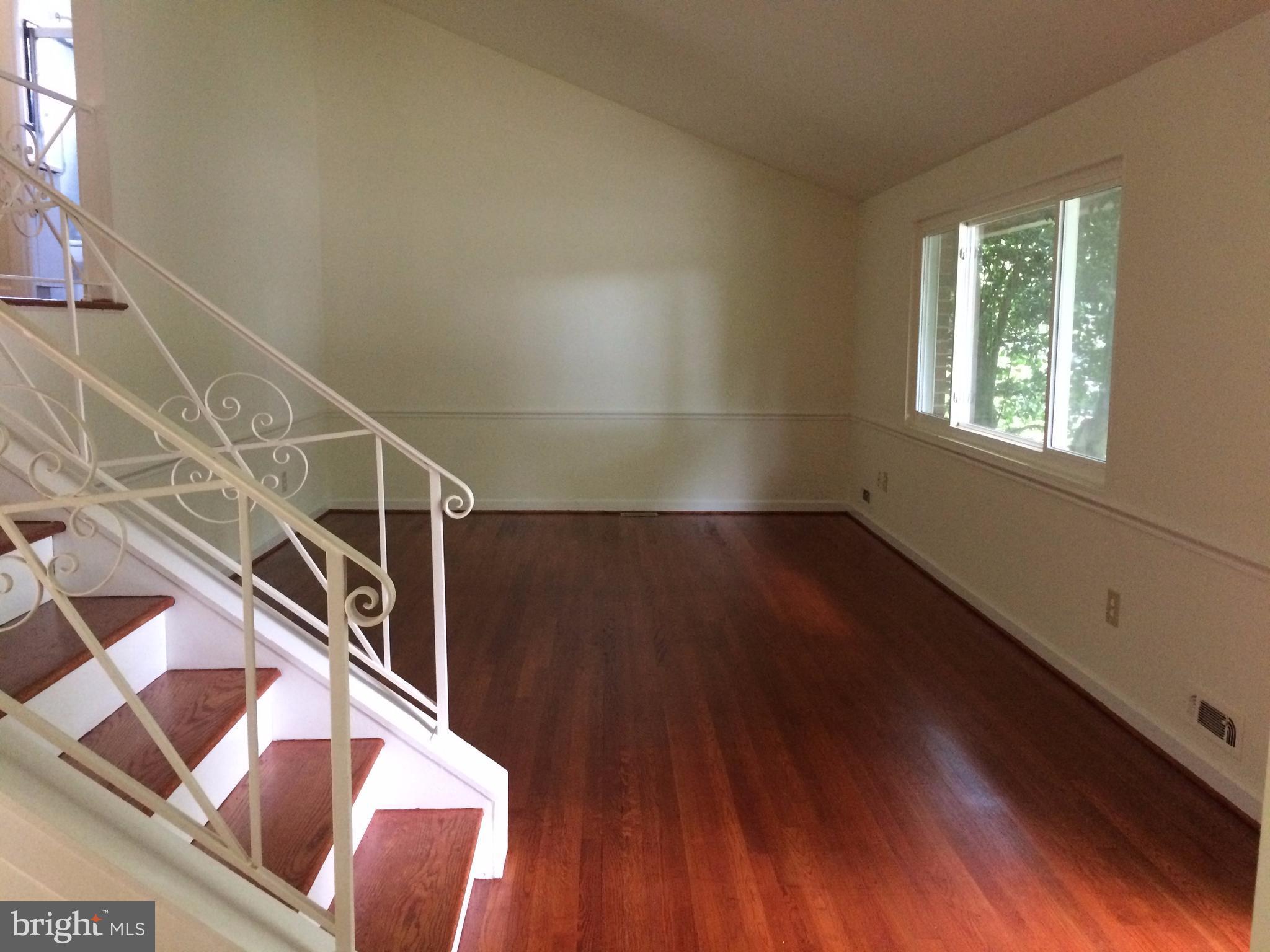12919 Dean Road Silver Spring, MD 20906 - Photo 4 of 25 Living Room