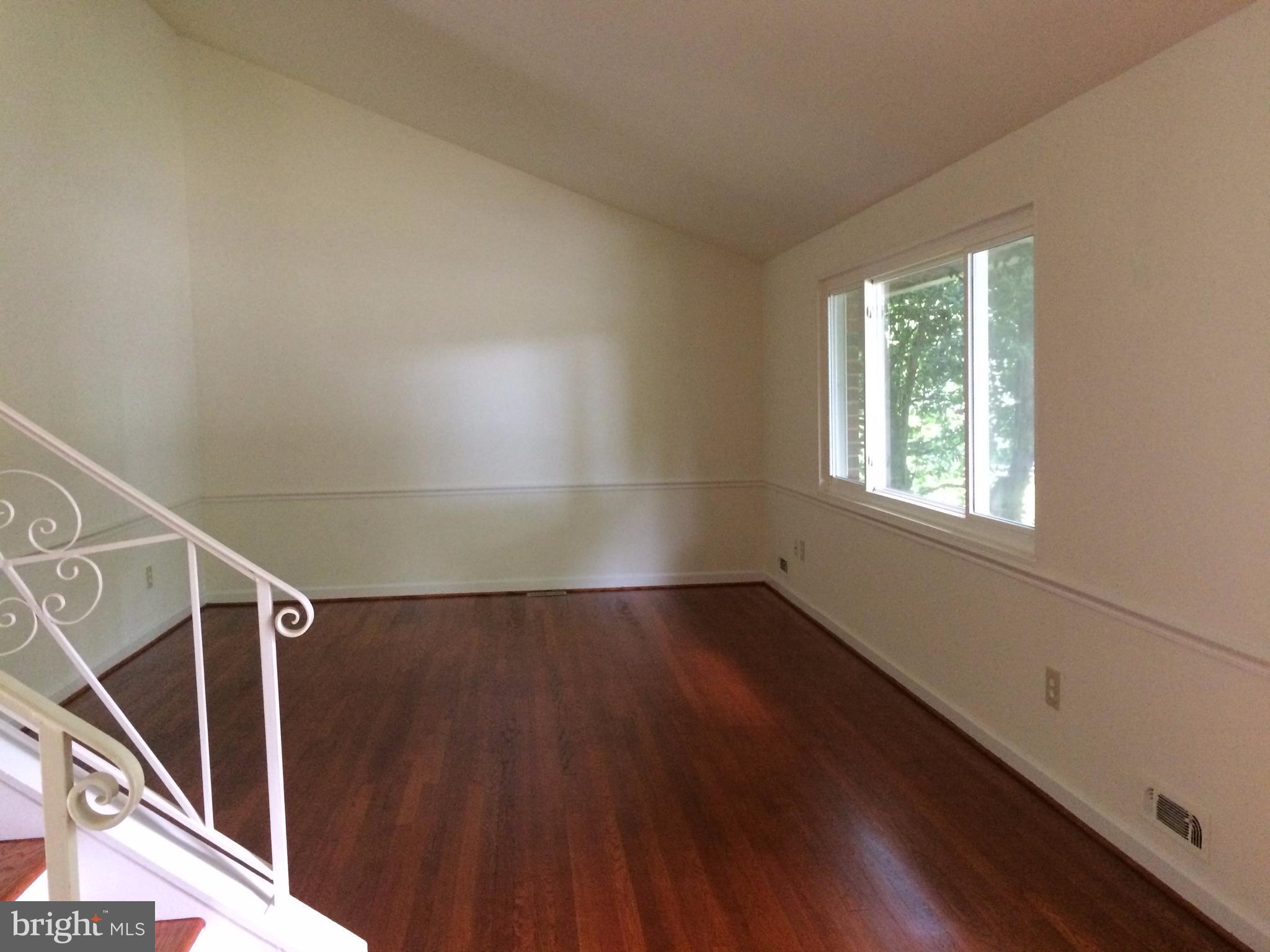12919 Dean Road Silver Spring, MD 20906 - Photo 5 of 25 Living Room