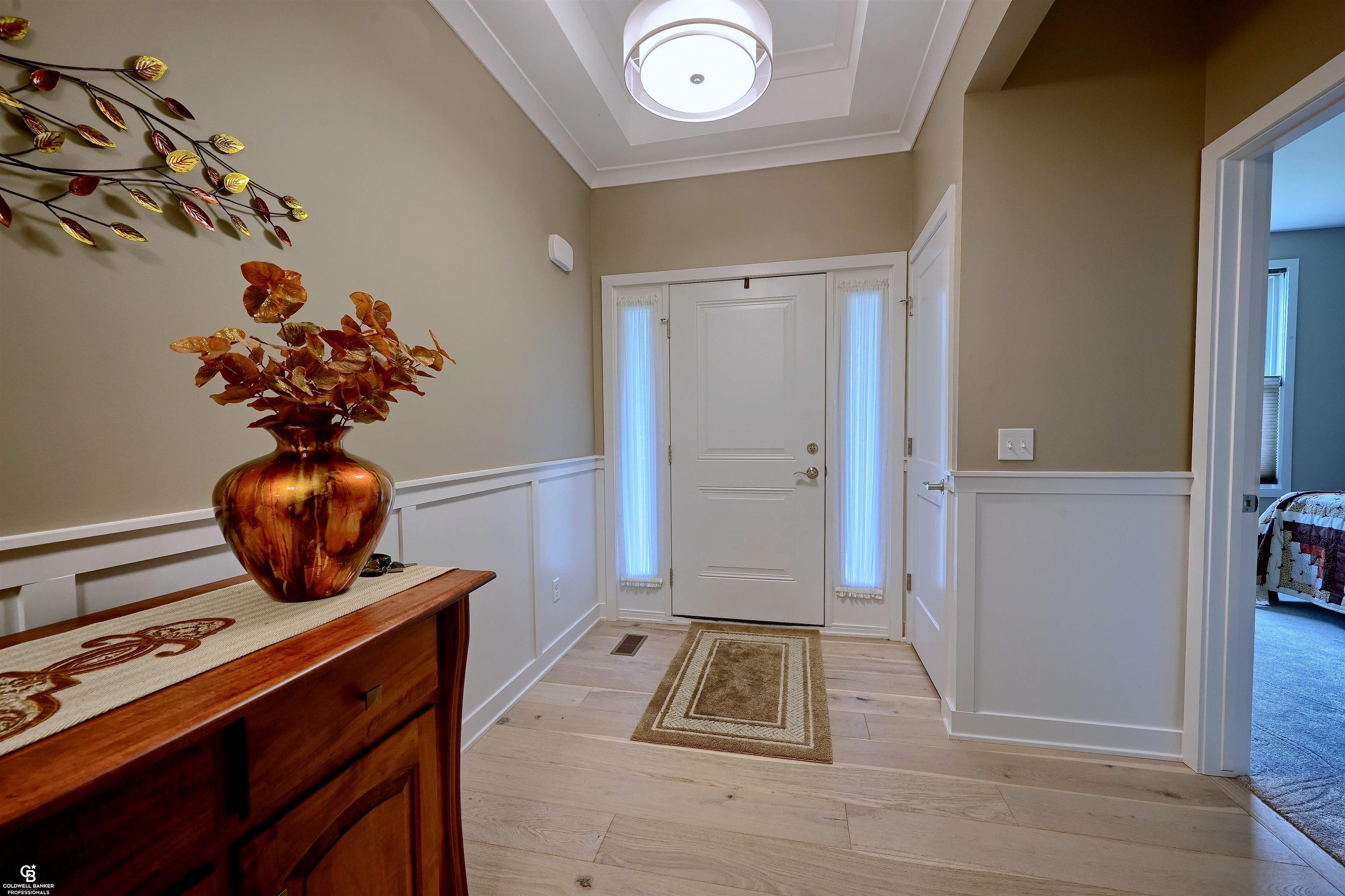 1021 Crestwyk Lane Rochester, MI 48307 - Photo 4 of 44 Dramatic Foyer