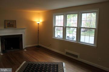 10419 Inwood Avenue Silver Spring, MD 20902 - Photo 11 of 24 Living Room