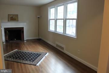 10419 Inwood Avenue Silver Spring, MD 20902 - Photo 3 of 24 Living Room