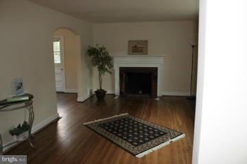 10419 Inwood Avenue Silver Spring, MD 20902 - Photo 4 of 24 Living Room