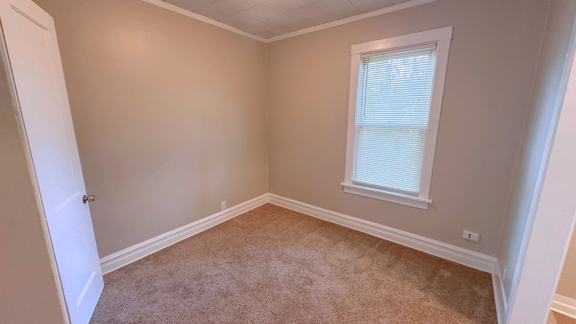 2030 170th Street Hazel Crest, IL 60429 - Photo 11 of 24 an empty room with a window