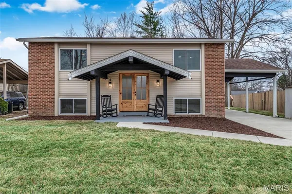 $325,000 | 417 Palermo Drive, Ballwin, MO 63021