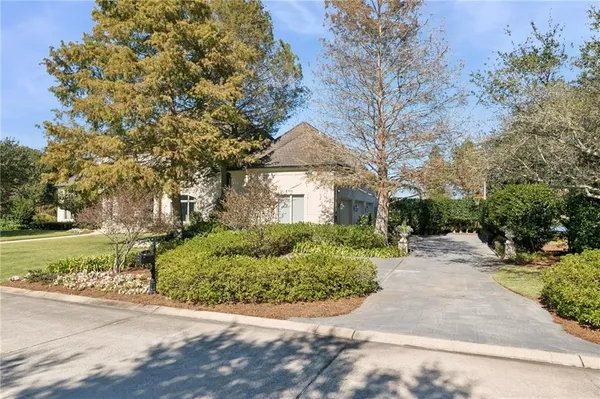$1,700,000 | 19 Pebble Beach Lane, New Orleans, LA 70131