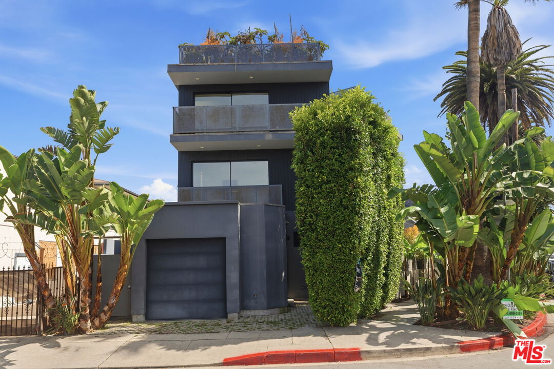 407 Rialto Avenue Venice, CA 90291 - Photo 2 of 41